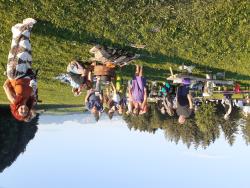 "Wildes" Kochen und Schmausen mit eßbaren Wildpflanzen beim SINGING PLANET CAMP 2022. Foto: SINGING PLANET "Wildes" Kochen und Schmausen mit eßbaren Wildpflanzen beim SINGING PLANET CAMP 2022.